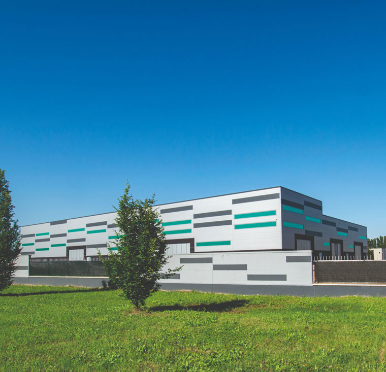 Vista esterna della sede produttiva PolyPiù a Corbetta, dove si realizzato pannelli e lastre in policarbonato per coperture.